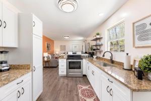 eine Küche mit weißen Schränken und Granitarbeitsflächen in der Unterkunft Renovated 2B 1BA apartment in Gray in Johnson City