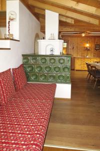 um sofá vermelho num quarto com uma mesa em Apartment Nachbarbauer - LFE120 by Interhome em Lofer