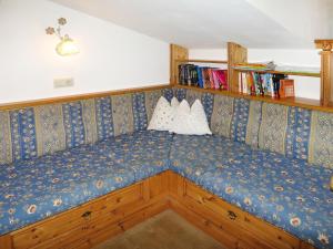 uma pequena cama num quarto com estantes em Apartment Nachbarbauer - LFE120 by Interhome em Lofer
