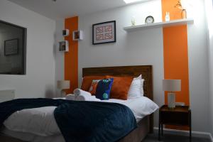 伯明罕的住宿－Stylish 1 Bed Apartment Num 6, Bham City Free Parking，一间卧室配有橙色和白色的床