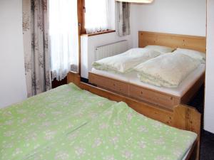 2 camas individuales en un dormitorio con ventana en Apartment Josef - ZAZ590 by Interhome, en Aschau