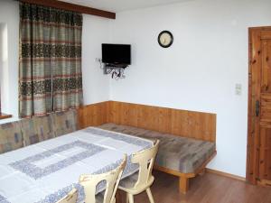 um quarto com uma cama, uma mesa e cadeiras em Apartment Josef - ZAZ590 by Interhome em Aschau