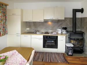 ラムサウ・イム・ツィラータールにあるApartment Brugger by Interhomeのキッチン(白いキャビネット、コンロ付)