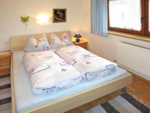 1 dormitorio con 1 cama con 2 almohadas en Apartment Brugger - MHO546 by Interhome, en Ramsau im Zillertal