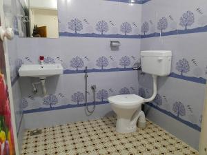 uma casa de banho com um WC e um lavatório em Somatheertham Panchakarma Resort em Kovalam