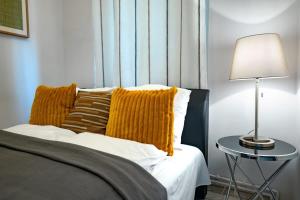 Postel nebo postele na pokoji v ubytování Chic central flat with river view