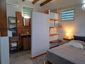 A kitchen or kitchenette at ZimZim
