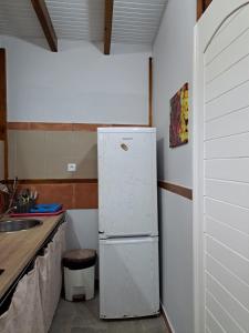 A kitchen or kitchenette at ZimZim