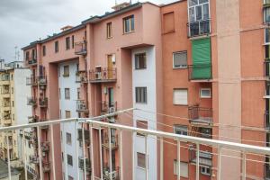 une image d'un immeuble d'appartements dans l'établissement 50 metri da Fiera Milano - Business Friendly, à Milan