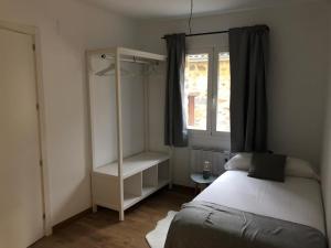- une petite chambre avec un lit et une fenêtre dans l'établissement Casa Toronzue, à Frajén