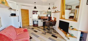 Eldhús eða eldhúskrókur á Magnifique appartement avec balcon vue mer à l'entrée d'Ajaccio