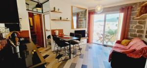 Posedenie v ubytovaní Magnifique appartement avec balcon vue mer à l'entrée d'Ajaccio + 30 fotografií