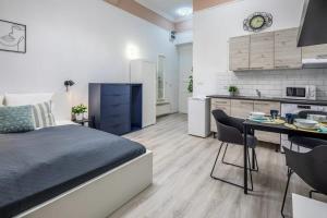 ein kleines Schlafzimmer mit einem Bett und einer Küche in der Unterkunft NEW Central and Convenient in Budapest
