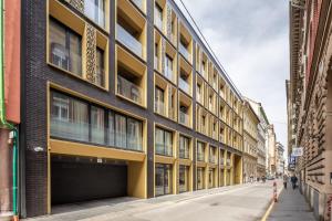 um prédio numa rua com pessoas andando na rua em Modern apt in Authentic Central Area em Budapeste