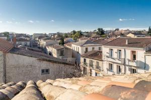 uitzicht op een stad met huizen en daken bij L'Aventura, Grand T4, Clim, Centre Ville in Montpellier