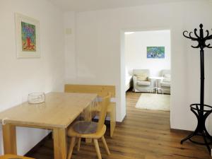 comedor con mesa de madera y sillas en Apartment Tamerl - MHO160 by Interhome, en Schwendau