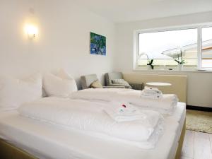 twee bedden in een kamer met witte lakens bij Apartment Tamerl-1 by Interhome in Schwendau