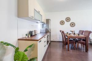 uma cozinha e sala de jantar com mesa e cadeiras em Cute and convenient Apartment em Budapeste
