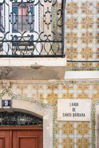 ein Gebäude mit einem Schild an der Seite in der Unterkunft The Haus - Santa Bárbara I in Lissabon