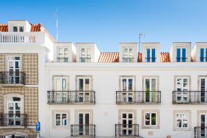 eine Reihe von weißen Apartmentgebäuden mit Balkon in der Unterkunft The Haus - Santa Bárbara I in Lissabon