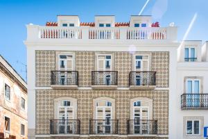 eine Fassade eines Gebäudes mit Balkonen in der Unterkunft The Haus - Santa Bárbara I in Lissabon