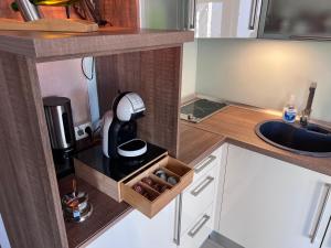 Kuchyňa alebo kuchynka v ubytovaní Apartment Mira - Sea view + 16 fotografií