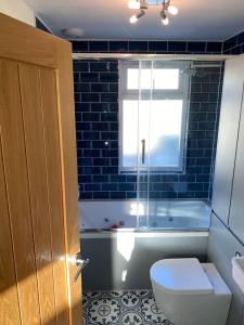 Sunny 4 bedroom detached chalet bungalow tesisinde bir banyo