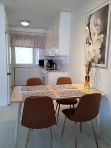 eine Küche mit einem Tisch und Stühlen im Zimmer in der Unterkunft Einonhovi in Ylivieska