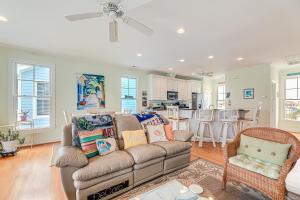 Et opholdsområde på Atlantic Beach Retreat with 2 Decks Steps to Beach!