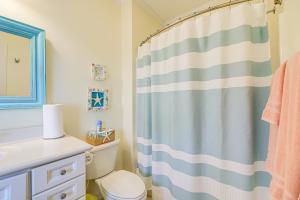 Et badeværelse på Atlantic Beach Retreat with 2 Decks Steps to Beach! + 22 billeder