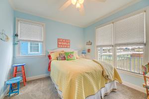 En eller flere senge i et værelse på Atlantic Beach Retreat with 2 Decks Steps to Beach!