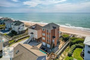 an aerial view of a house next to the beach at Paradiso a Mare in North Topsail Beach
