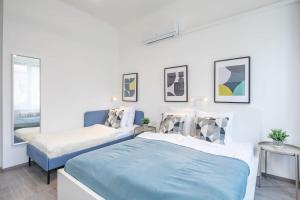 een slaapkamer met twee bedden en een raam bij Newly designed central studio in Boedapest +14 foto's