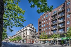 een straat voor gebouwen in een stad bij Newly designed central studio in Boedapest