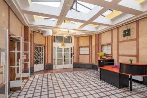 een lege kamer met een tafel en een plafond bij Newly designed central studio in Boedapest