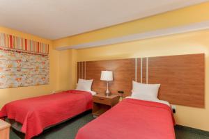 A bed or beds in a room at Oceanfront corner unit with panaramic views,pools,hot tub,lazy river,exercise room Még 51 kép