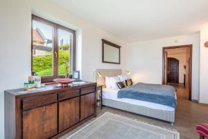 1 dormitorio con cama, escritorio y ventana en Perfect relax, en Somlószőlős