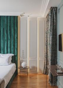 Postel nebo postele na pokoji v ubytování Hôtel Singulier Bordeaux - Boutique Hôtel & Spa Anne Semonin