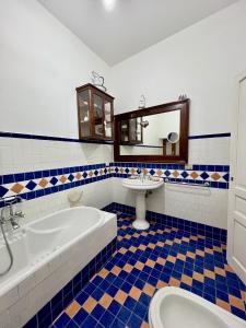 een badkamer met een bad en een wastafel bij Casa del Duomo in Siracusa