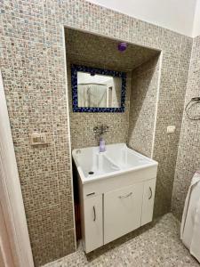 ein Badezimmer mit Waschbecken und Spiegel in der Unterkunft Casa del Duomo in Syrakus