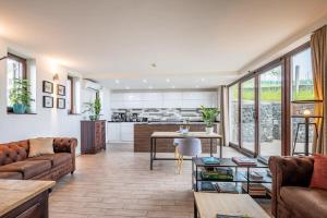 SomlószőlősにあるSlow living - perfect vacationのソファとテーブルのあるリビングルーム