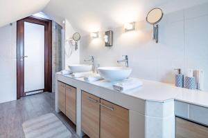 SomlószőlősにあるSlow living - perfect vacationの白いバスルーム(シンク2台、鏡付)