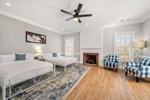 une chambre avec un lit et une cheminée dans l'établissement Private Resort - Lake Lanier Paradise, à Murrayville