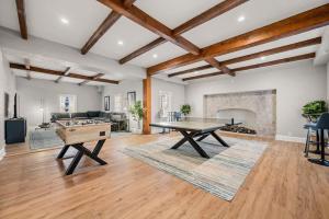 un salon avec une table de ping-pong dans l'établissement Private Resort - Lake Lanier Paradise, à Murrayville