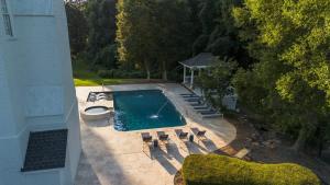 - une vue sur la piscine et ses chaises longues dans l'établissement Private Resort - Lake Lanier Paradise, à Murrayville