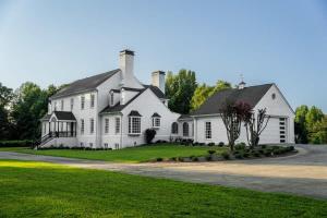 une grande maison blanche avec une grande cour dans l'établissement Private Resort - Lake Lanier Paradise, à Murrayville