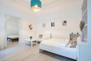 una camera bianca con letto e tavolo di Central Cozy Home a Budapest