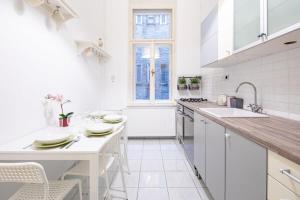 una cucina bianca con bancone e lavandino di Central Cozy Home a Budapest