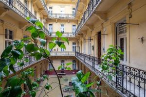 un corridoio vuoto di un edificio con balcone di Central Cozy Home a Budapest
