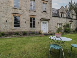 une table et des chaises devant une maison en pierre dans l'établissement Southbank, à Bath